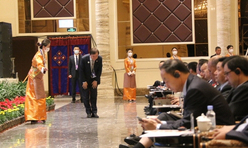 중국 티베트 박람회서 허리 숙여 인사하는 도종환 의원. 연합뉴스